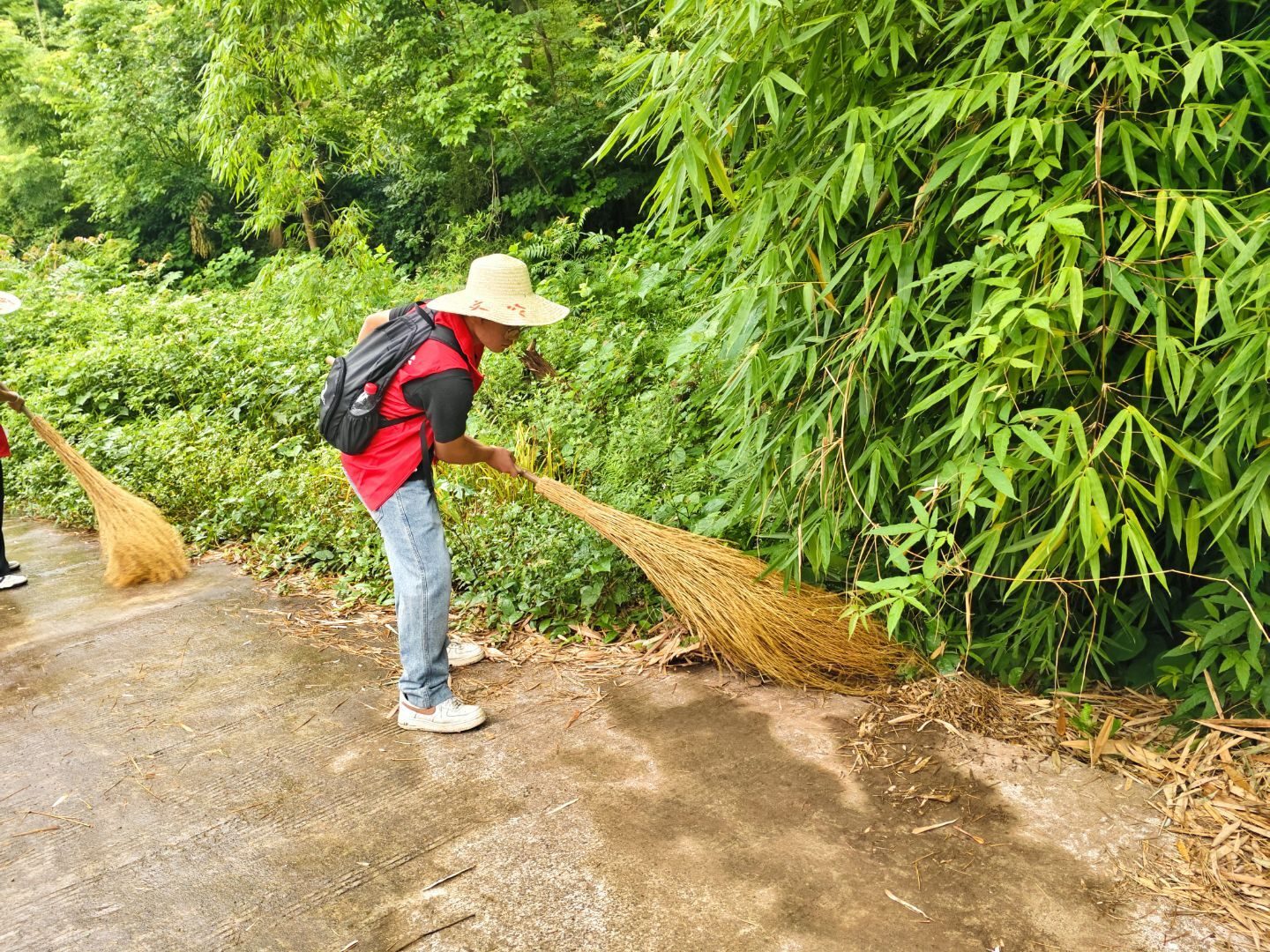 为村民清扫道路